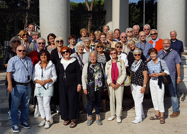 Rom: Reisegruppe bei St. Paul vor den Mauern