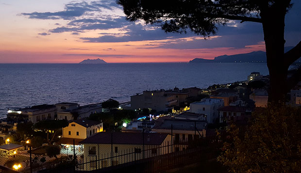 Sperlonga: Abendhimmel mit Monte Circeo