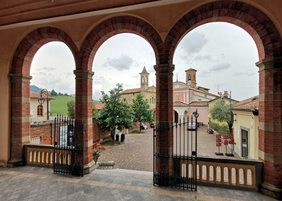 Barolo, Blick aus der Eingangshalle des Schlosses
