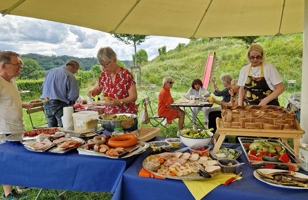 Picknick unterm grossen Schirm
