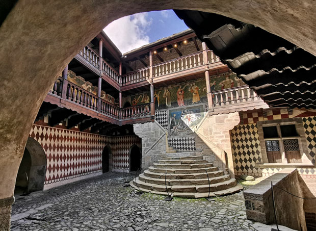 Chateau de Fenis, Innenhof
