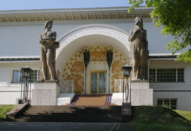 Eingang zum Ernst-Ludwig-Haus Eingang zum Ernst-Ludwig-Haus