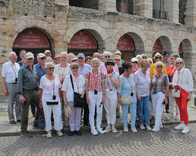 Reisegruppe vor der Arena von Verona