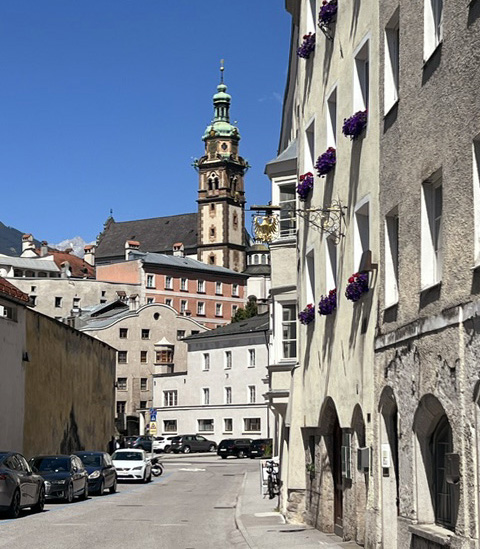 Hall mit Stiftskirche Herz-Jesu