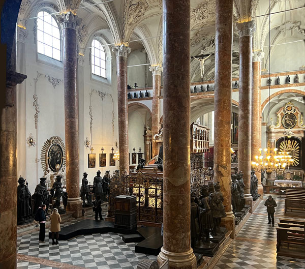 Innsbruck, Hofkirche mit Grabmahl Innsbruck, Hofkirche mit Grabmahl