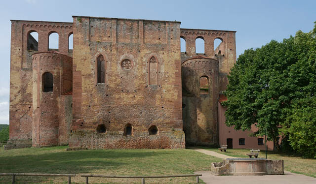 Chorwand der Klosterruine Limburg
