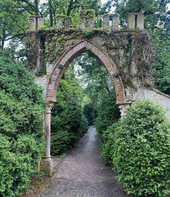 Portal im Im Park Giardino Sigurtà