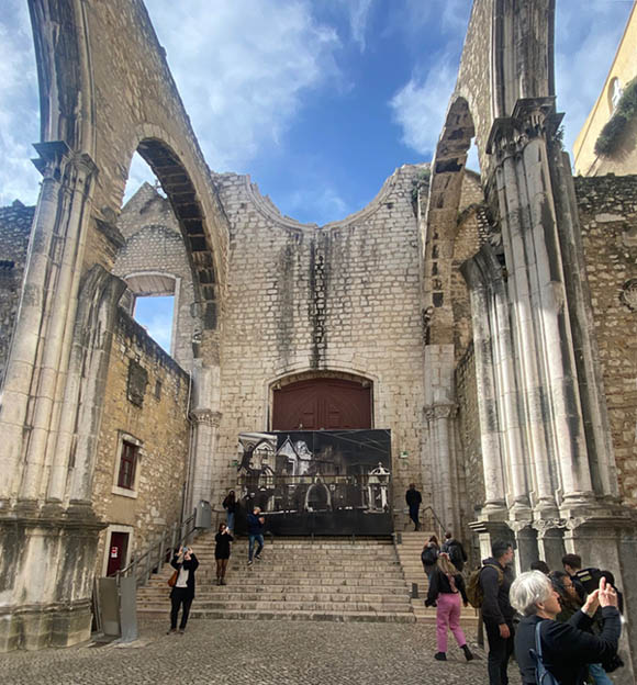 In der Ruine der Carmo-Kirche