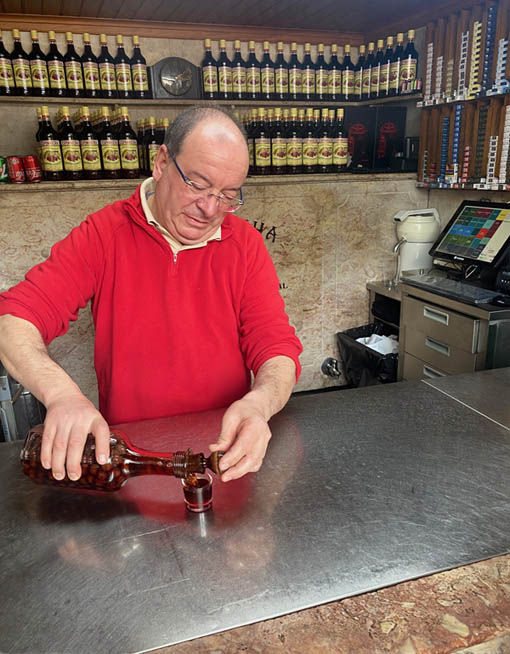 Sauerkirsch-Likör in der Ginjinha-Bar