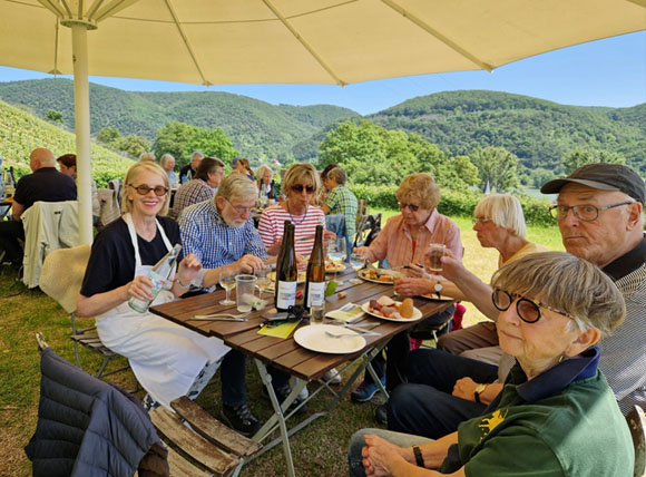 Was will man mehr? Wein und Essen mit herrlicher Aussicht