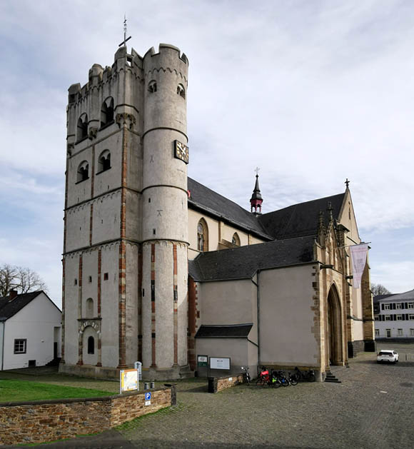 Münstermaifeld, Westwerk der Stiftskirche 
