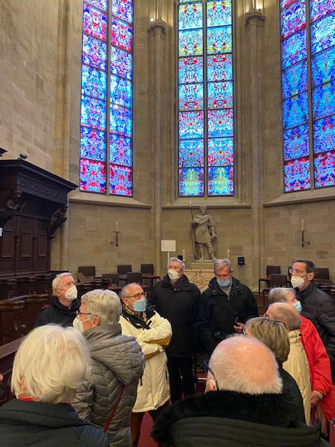 Tholey: Gruppe vor den Chorfenstern von Gerhard Richter