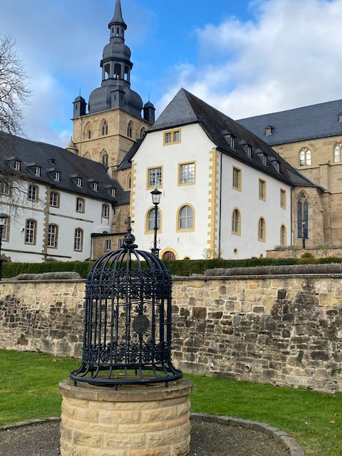 Tholey: Blick aus dem Klosterhof auf die Abteikirche