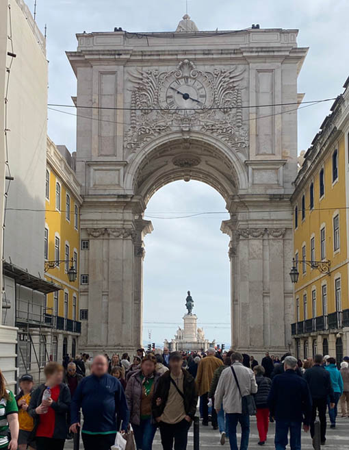 Triumphbogen vor dem Handelsplatz