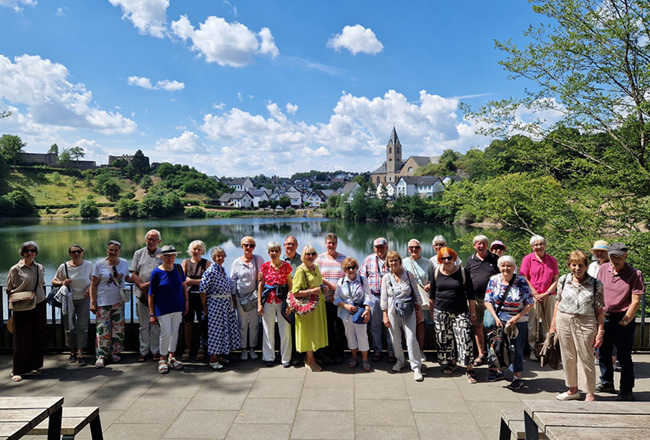 Die Gruppe vor dem Ulmener Maar Die Gruppe vor dem Ulmener Maar