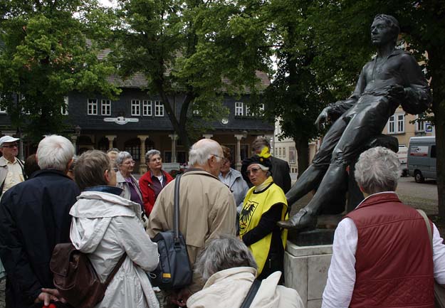 Arnstadt: Gruppe am Denkmal des 18-jährigen J.S. Bach