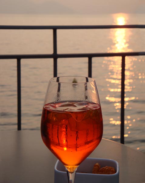 Sulzano, Ein Glas Franciacorta am See
