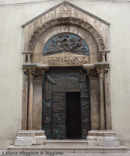Teggiano, Portal der Kirche S. Maria Maggiore