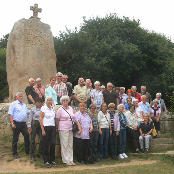 Gruppenfoto am Menhir von St. Uzec