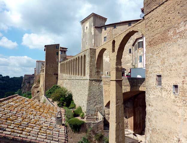 Pitigliano, Stadtmauer