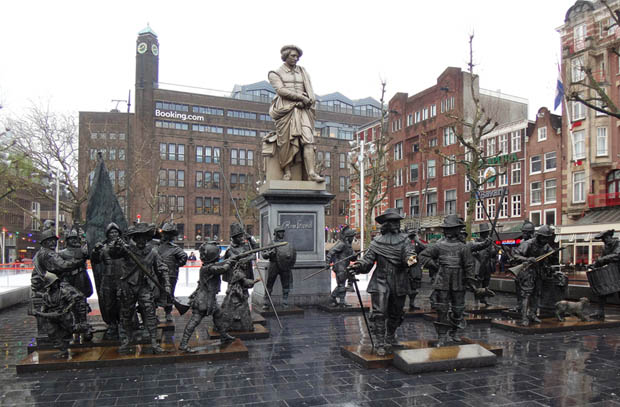Amsterdam: Rembrandtdenkmal mit Figuren der Nachtwache