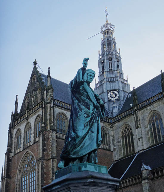 Haarlem: St-Bavo-Kirche mit Denkmal für L.J. Coster