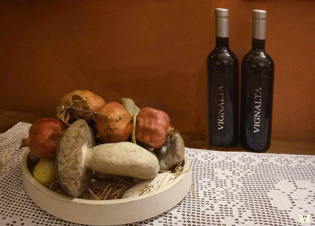 Agrotourismo Al Rocol, Stilleben mit Früchten, Pilzen und Wein