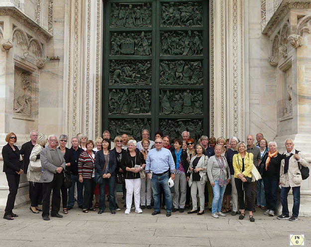 Mailand, Die Reisegruppe vor dem Dom