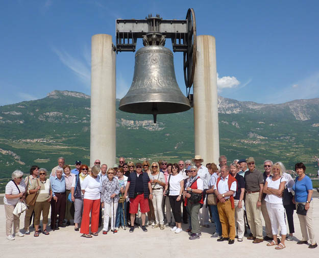 Rovereto, Gruppe vor der Glocke „Maria Dolens“ am Denkmal der Gefallenen