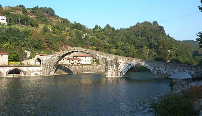 Die Teufelsbrücke über den Serchio