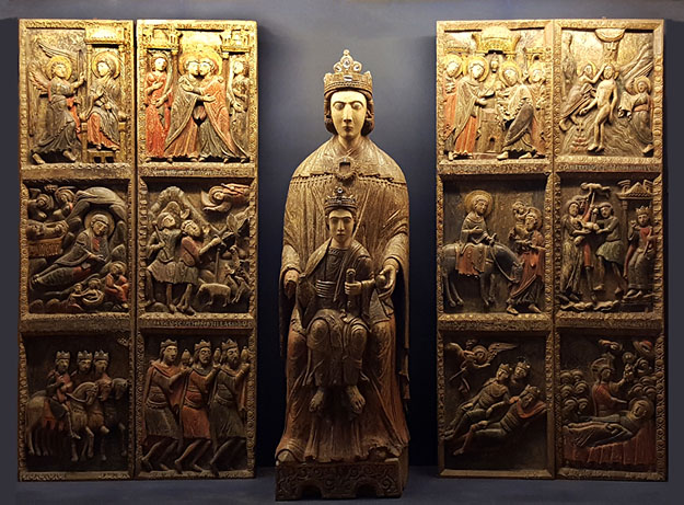 Alatri: Roman. Schnitzaltar und Madonna in der Kirche Santa Maria Maggiore