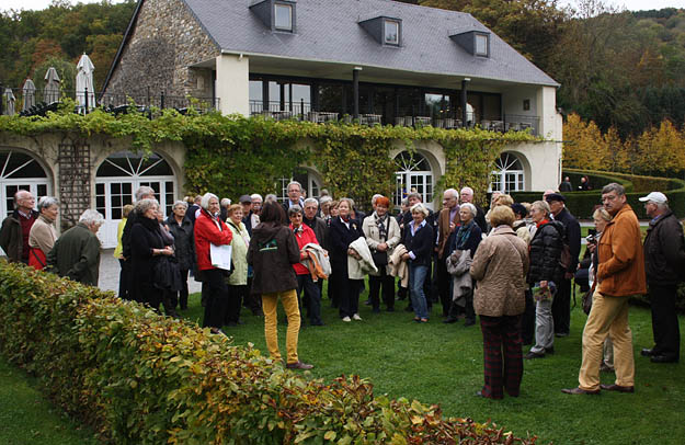 Annevoie, Reisegruppe bei der Gartenführung