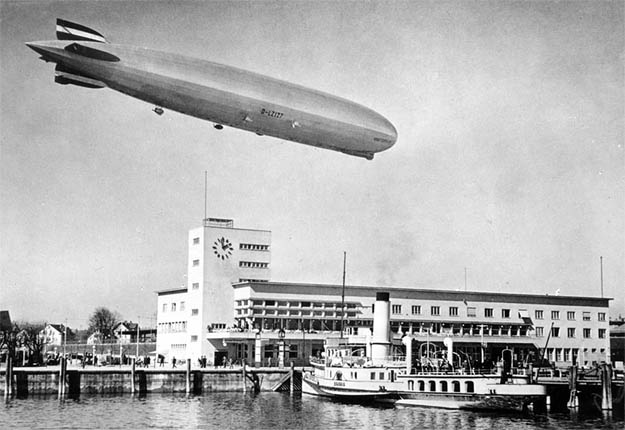 LZ 127 über dem Hafenbahnhof, dem heutigen Museum © Zeppelinmuseum