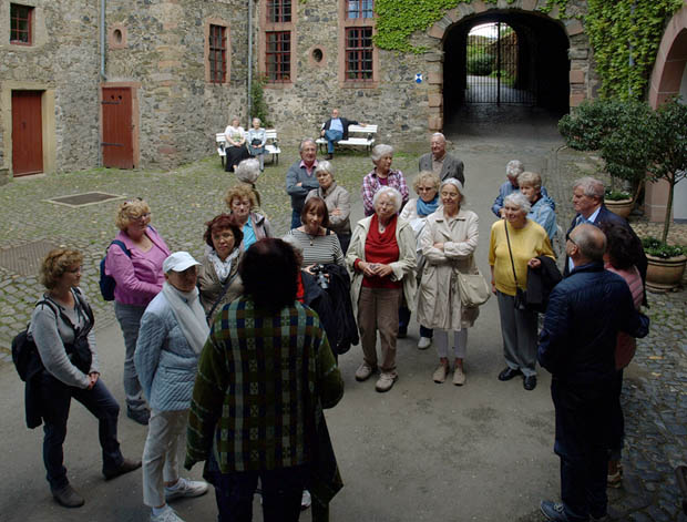 Braunfels, Gruppe im Schlosshof