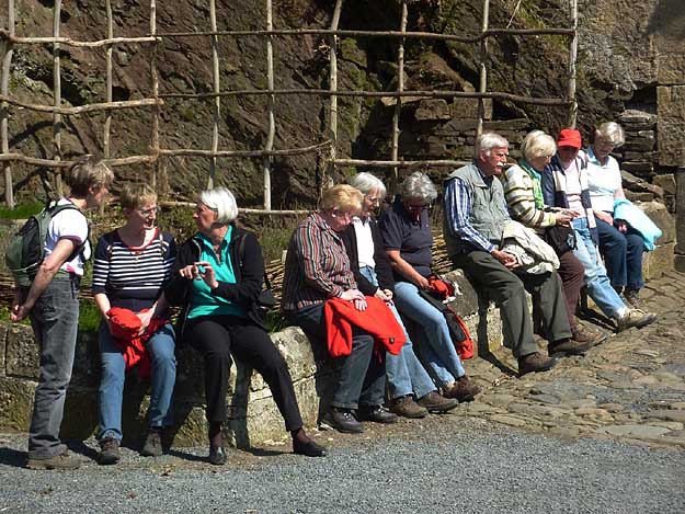 Sonnige Pause vor der Führung