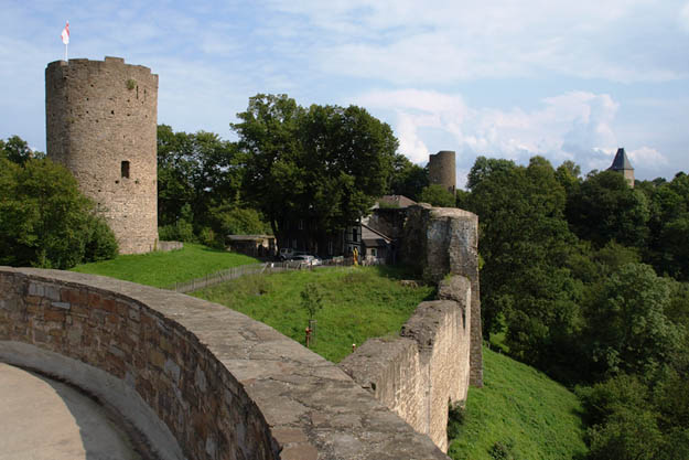 Burg Blankenberg, Blick auf Bergfried und Stadtturm (re.)