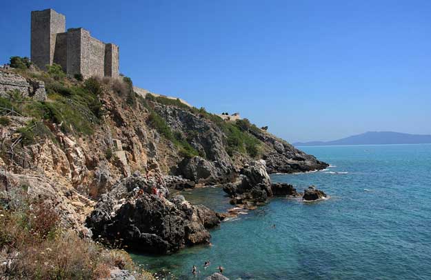 Burg von Talamone und Insel Giglio