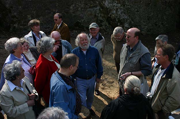 Gruppe lauscht dem Burgherrn