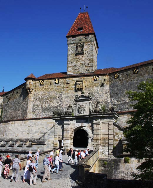 Coburg, Gruppe auf dem Weg zur Veste