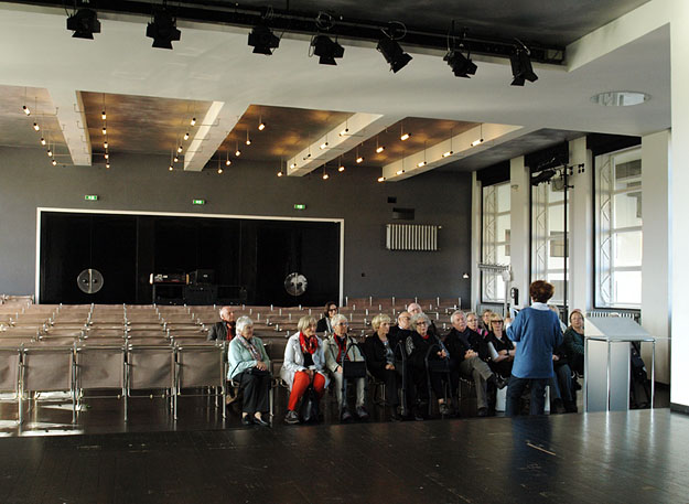 Bauhaus Dessau, Gruppe in der Aula