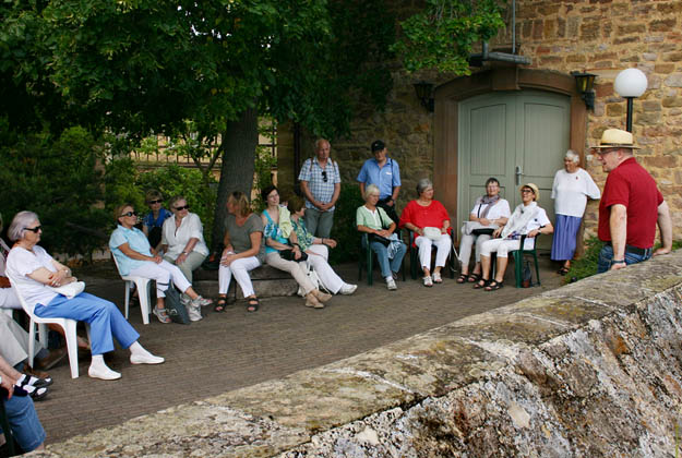 Die Gruppe lauscht Herrn Rauschenplat