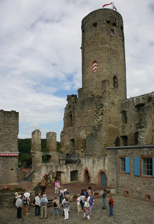 Eppstein, Gruppe vor dem Bergfried