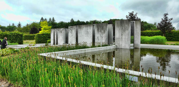 Merzig: Betonstelen und Teich; Aufn. F. Schliephake