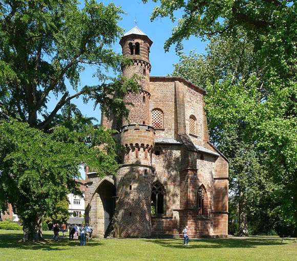 Der Alte Turm im Park der ehem. Abtei Mettlach