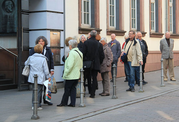 Gruppe vor dem Goethehaus