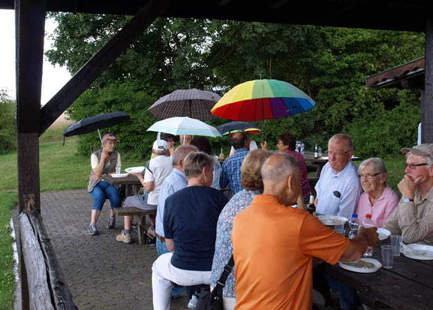Sommerfest: Regenschirme schützen vor kurzen Schauern