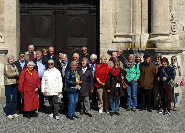 Gruppe vor dem Portal von Kloster Wiblingen