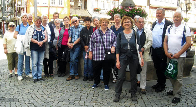 Gruppe vor dem Herborner Marktbrunnen