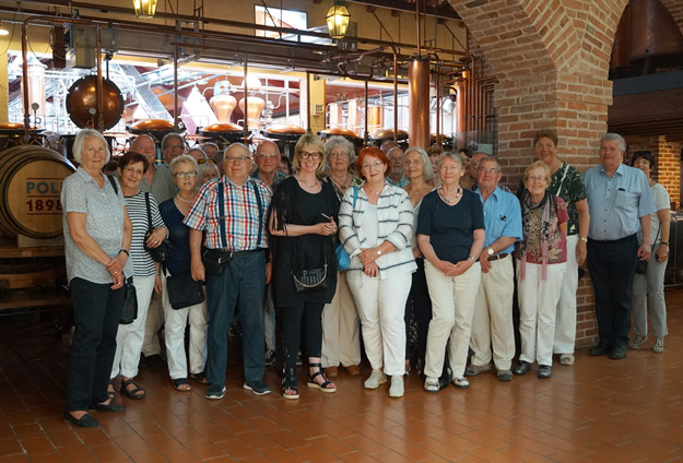 Trentino: Schiavon, Gruppenfoto in der Destillerie Poli