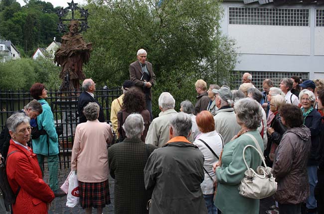 Gruppe auf der alten Elbbachbrücke